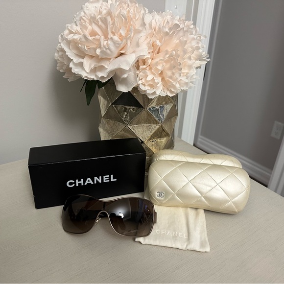 Chanel Pearl Collection Sunglasses - Picture 1 of 7